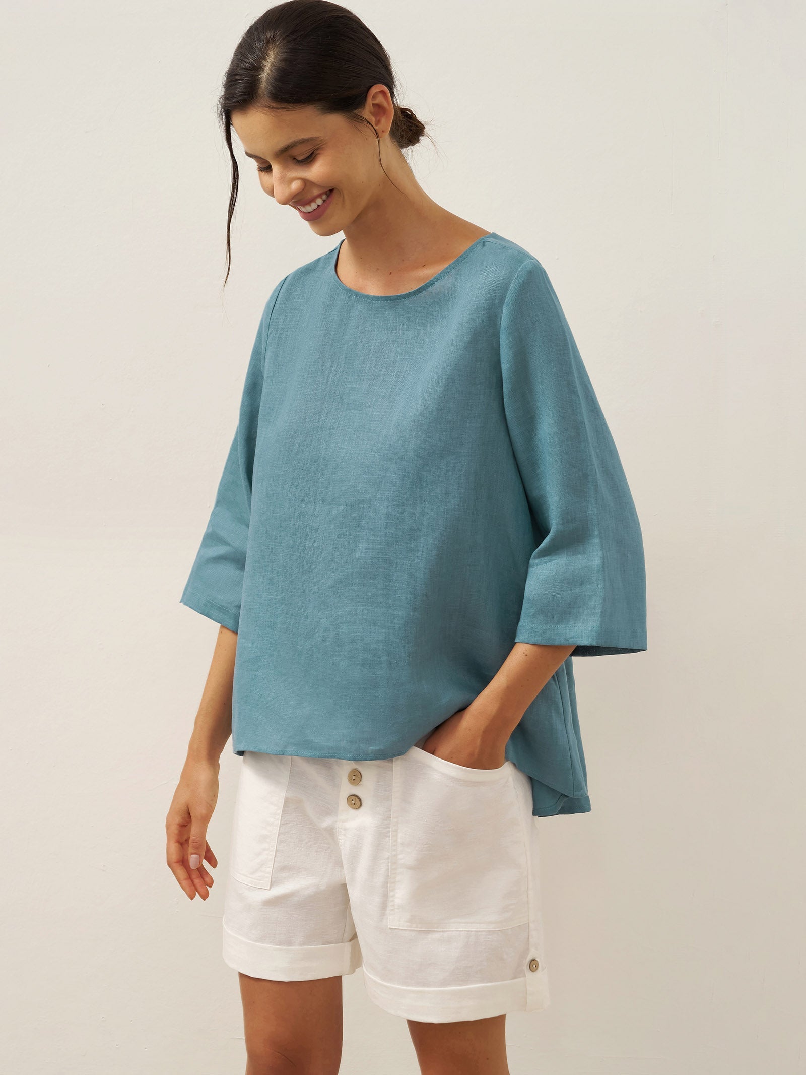 Evelyn | bequemes Leinen-Top mit asymmetrischem Saum und Rundhals