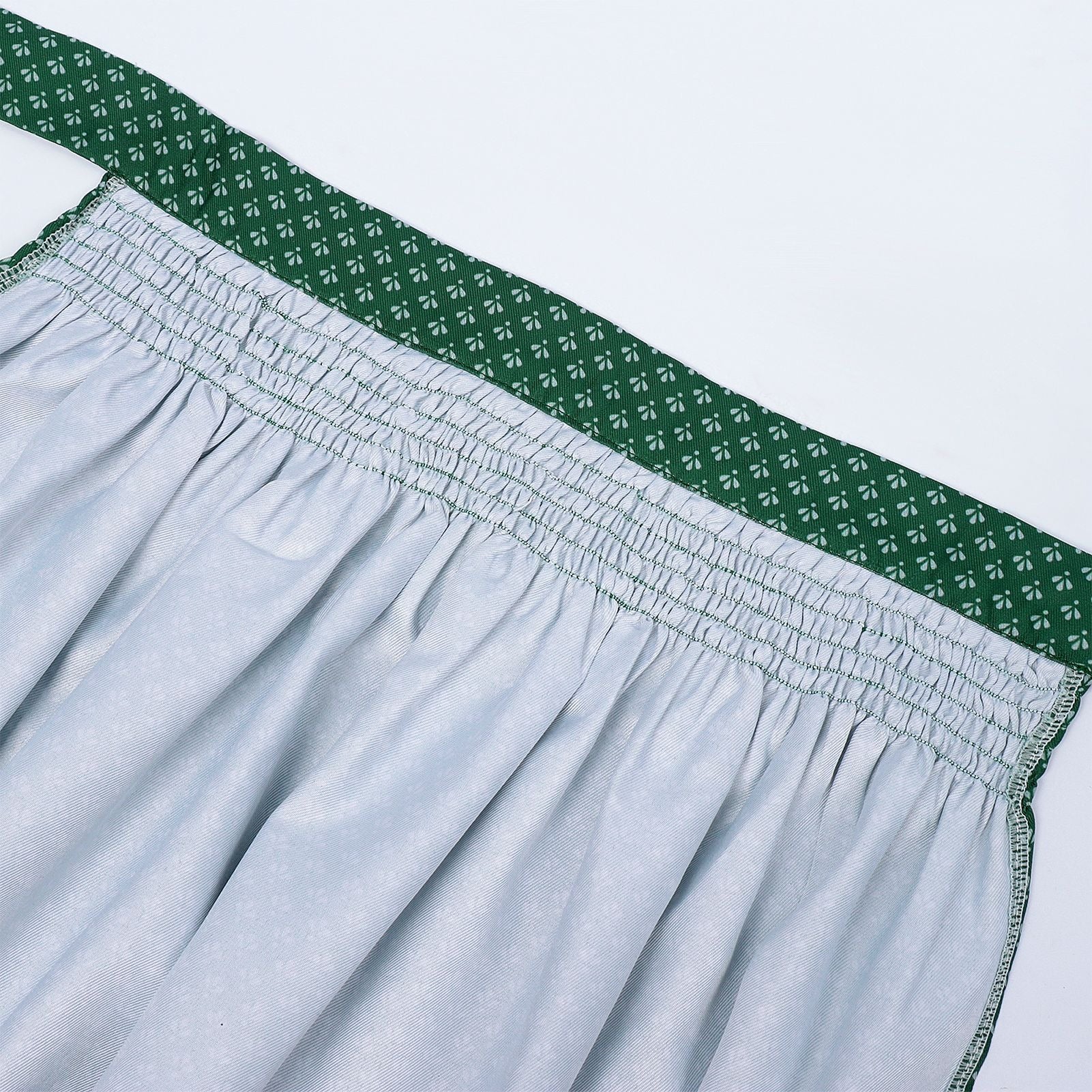 Elegantes Oktoberfest-Dirndl mit Schürze und spitzenbesetzter Bluse