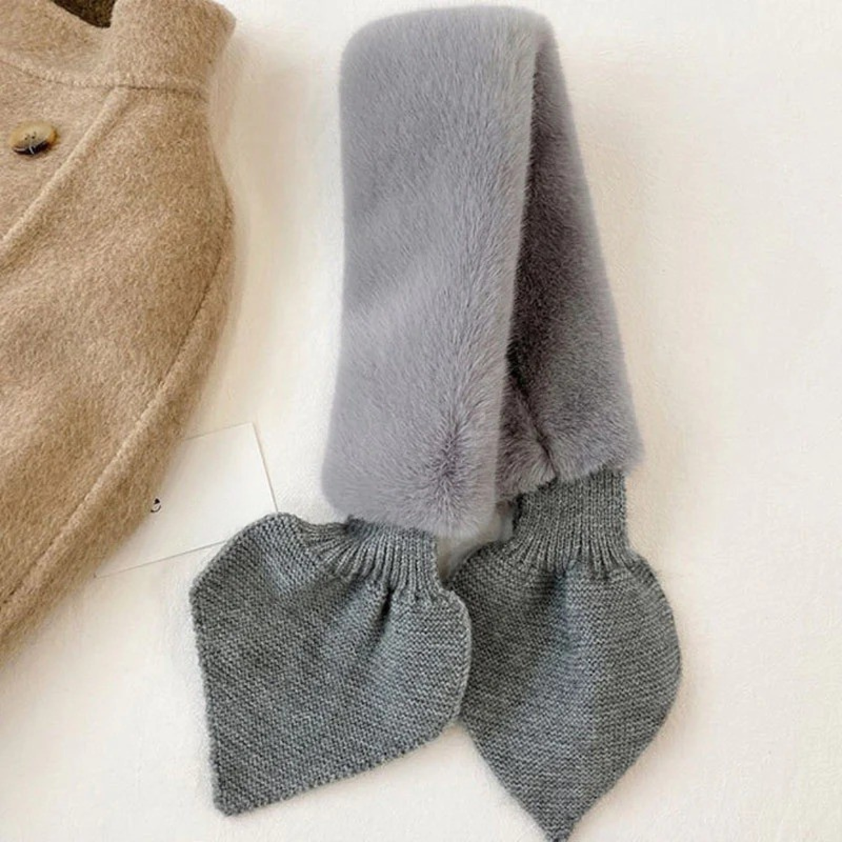 Fialy | Warmer Uni-Schal mit Kuschelbündel-Design