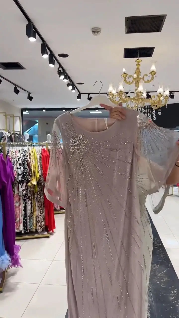 Nowa modna sukienka, klasyczny design, elegancka i prosta