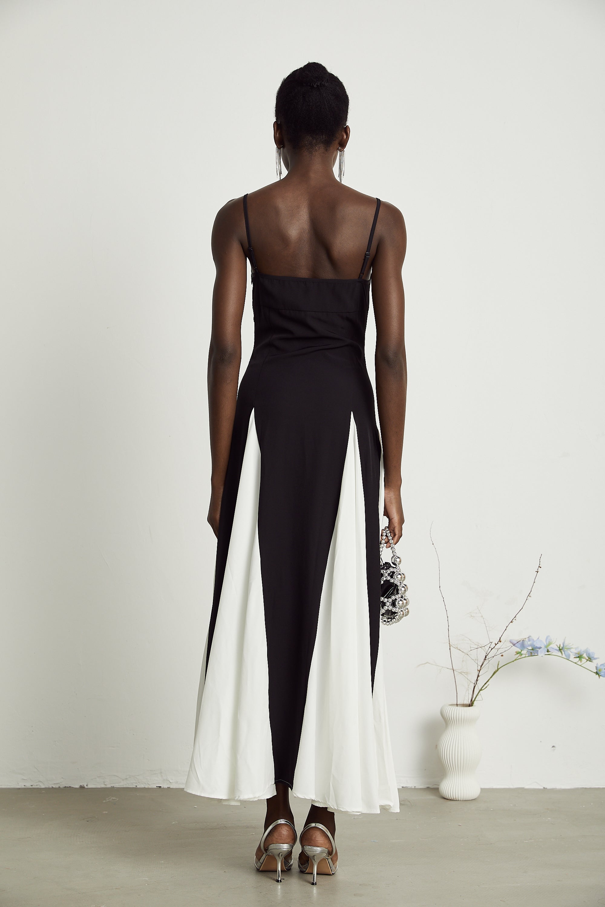 Roisin | Kontrastfarbenes plissiertes Maxikleid