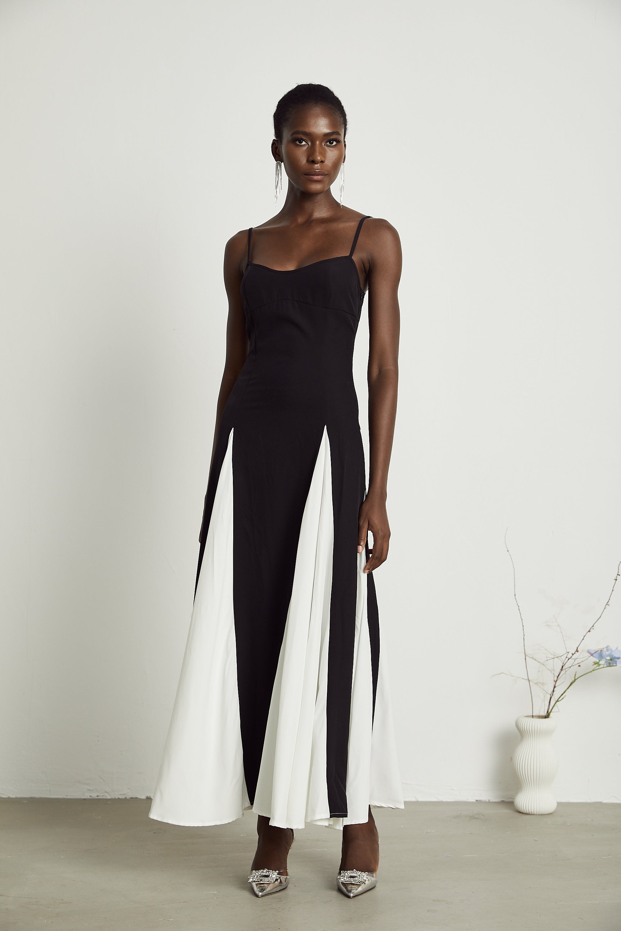 Roisin | Kontrastfarbenes plissiertes Maxikleid