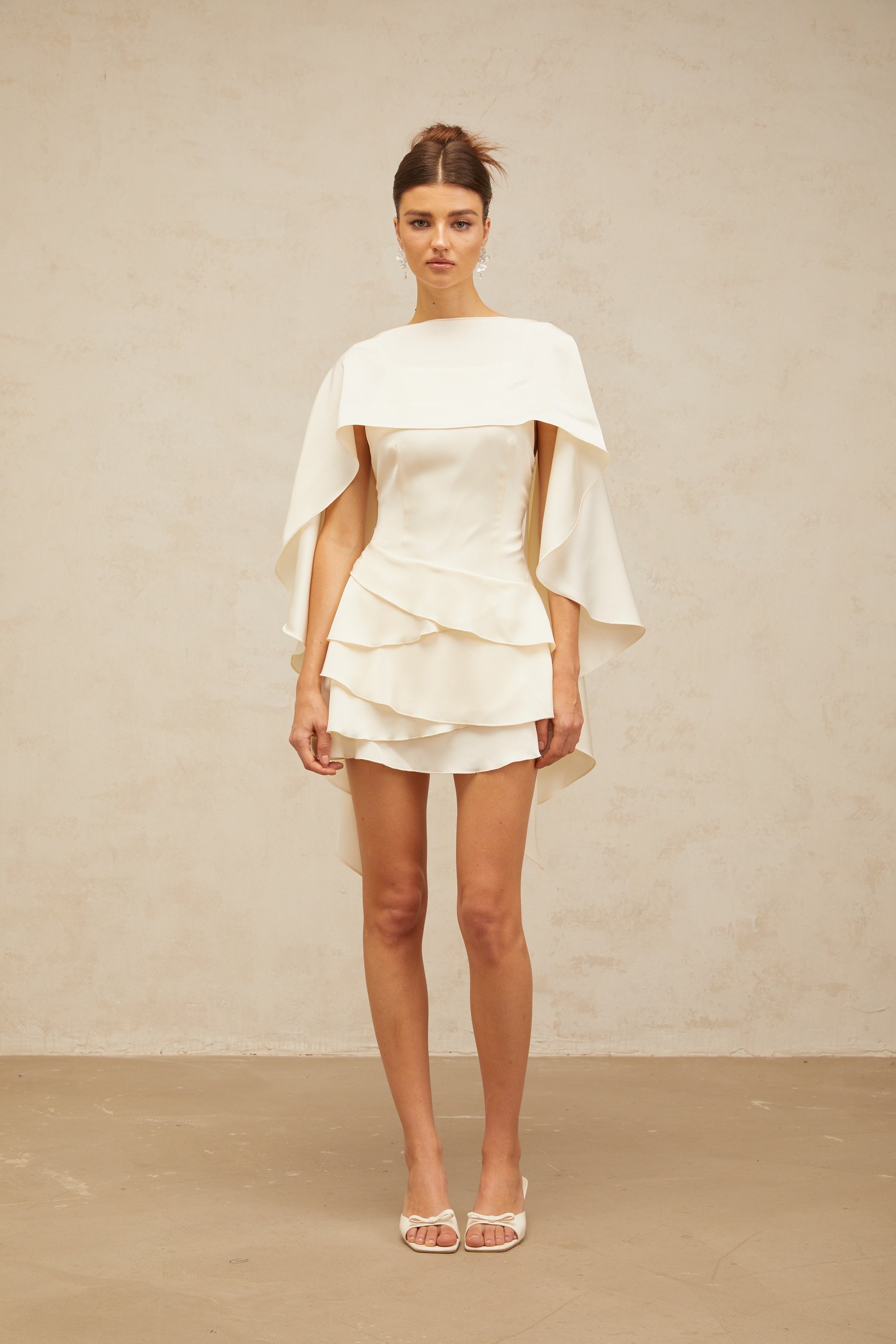 Skyla | schickes Satin-Kleid mit verspielten Rüschen