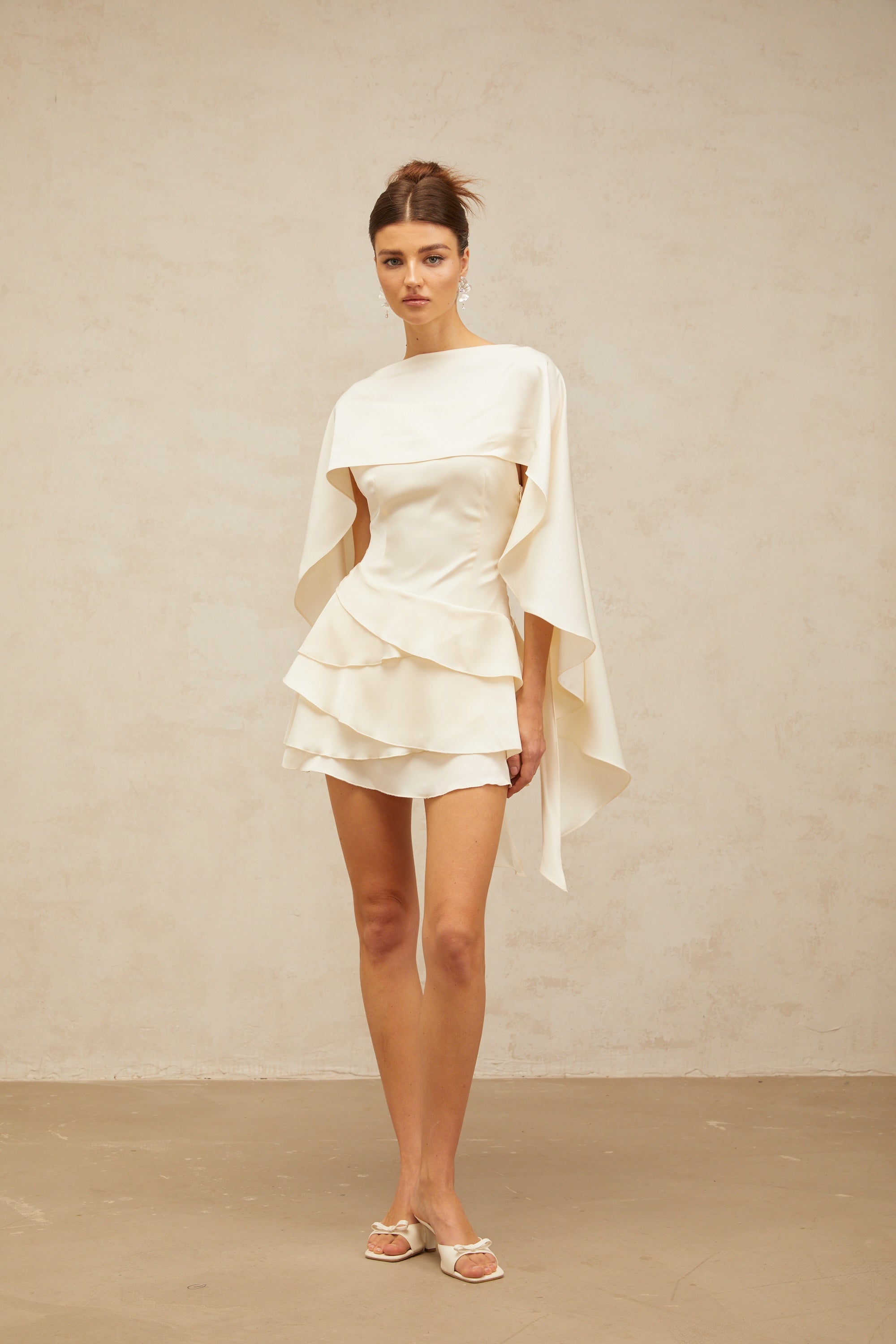 Skyla | schickes Satin-Kleid mit verspielten Rüschen