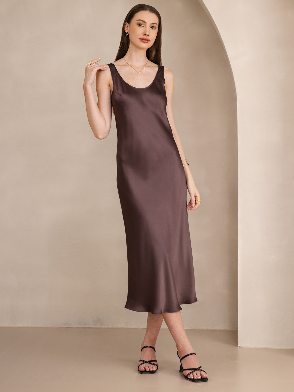 Aliya | langes ärmelloses Kleid aus reiner Seide