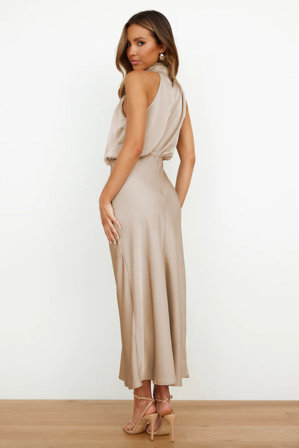 Rochelle | Feminines Satin-Kleid mit Neckholder-Ausschnitt