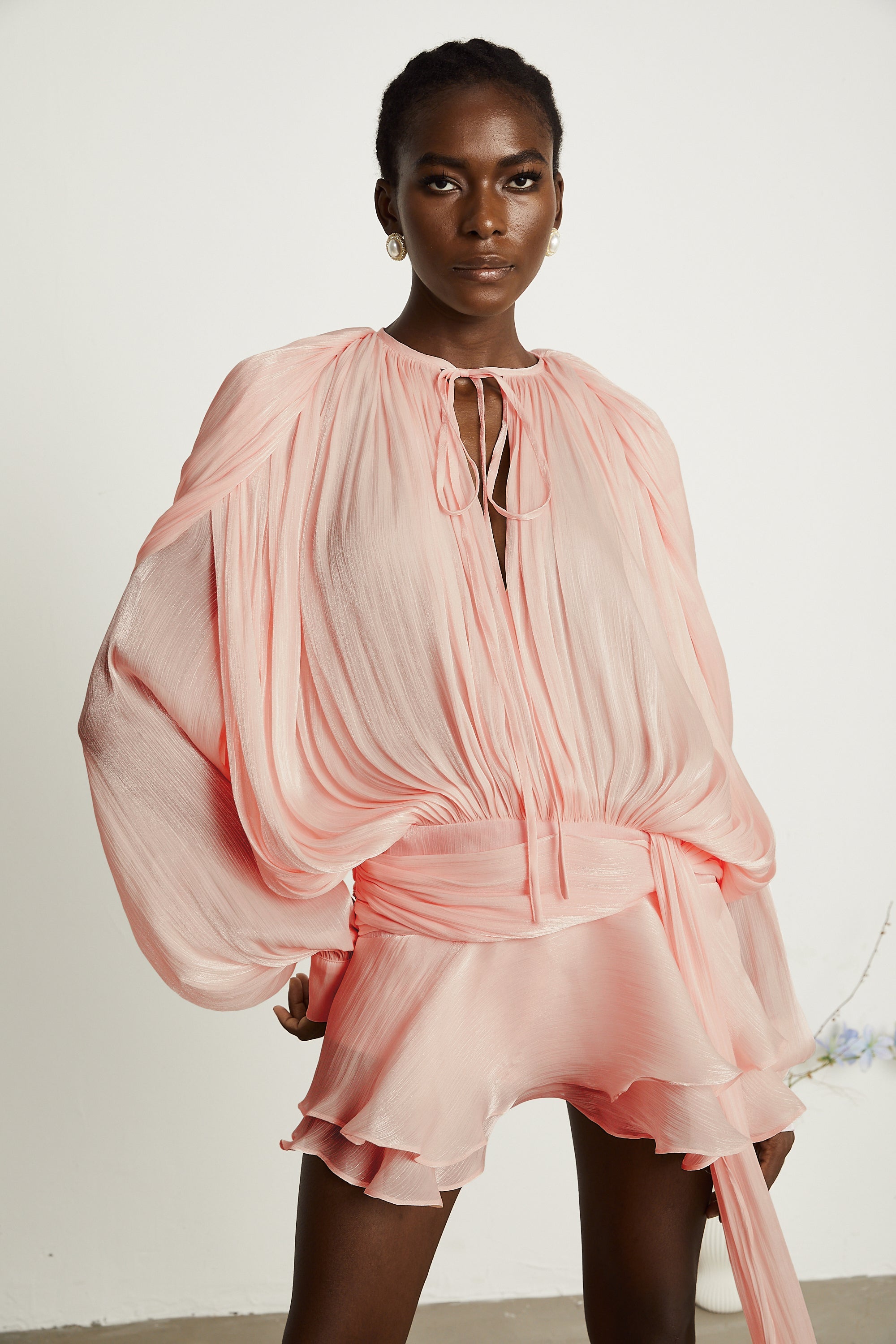 Emberlynn | rosa Minikleid mit gerafftem Design