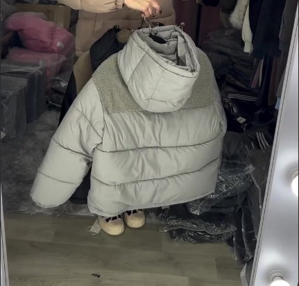 Sanifa | Modische Winterjacke mit Farbkontrast und Kapuze