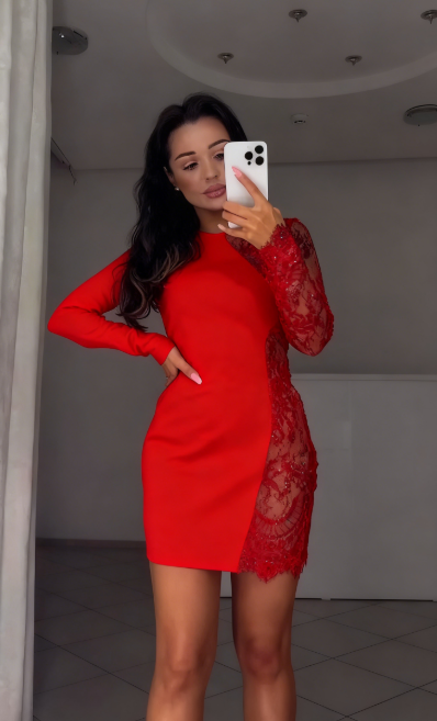 Luzzie | Verführerisches Kleid mit Spitzenbesatz und kurzen Ärmeln