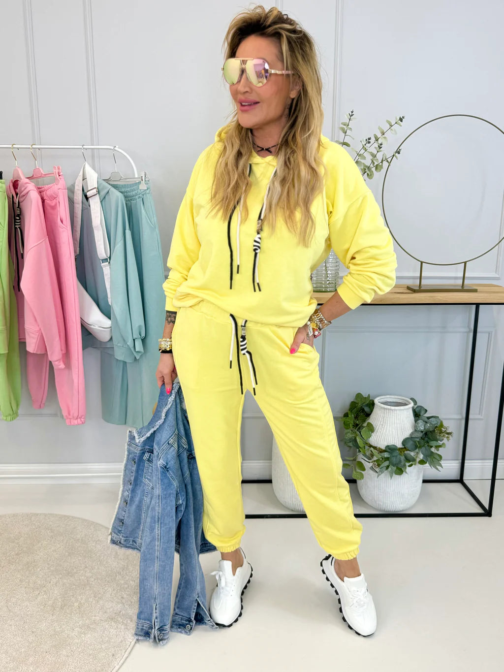 Lucia | gemütliches Damen-Set, Kapuzenpullover kombiniert mit gestreifter Hose.