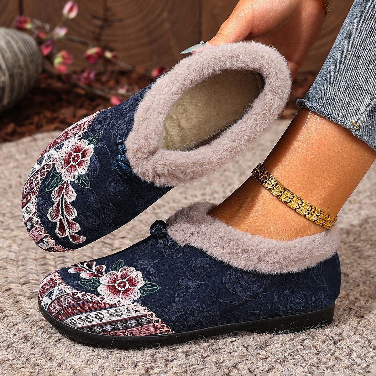 Arya | Warme, weiche Schuhe für Damen mit zartem Blumenprint