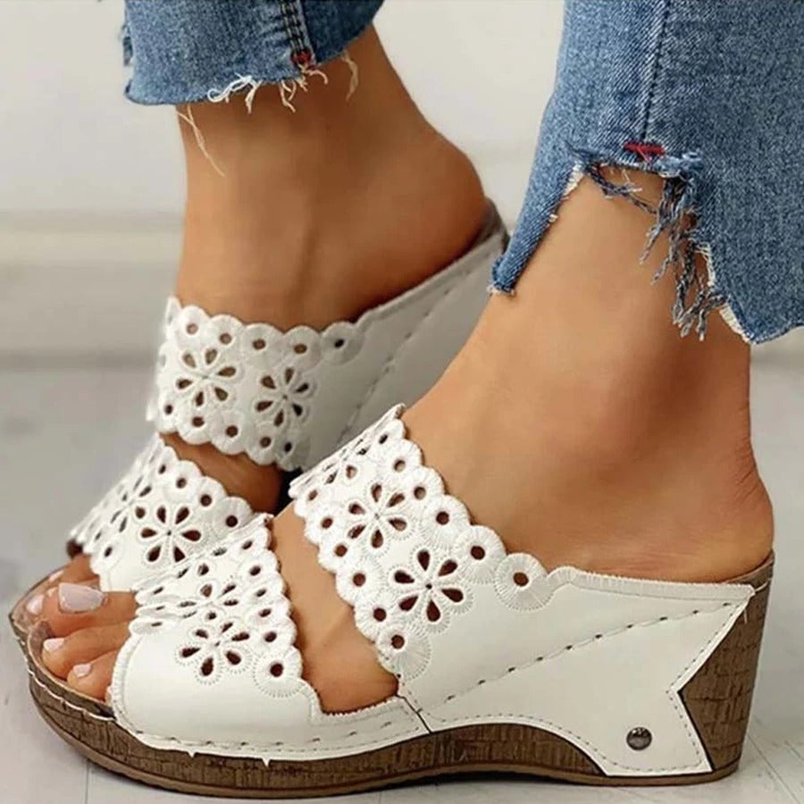 Cari | Bestickte Wedge-Sandalen aus Leder