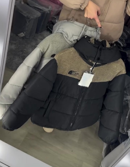 Sanifa | Modische Winterjacke mit Farbkontrast und Kapuze