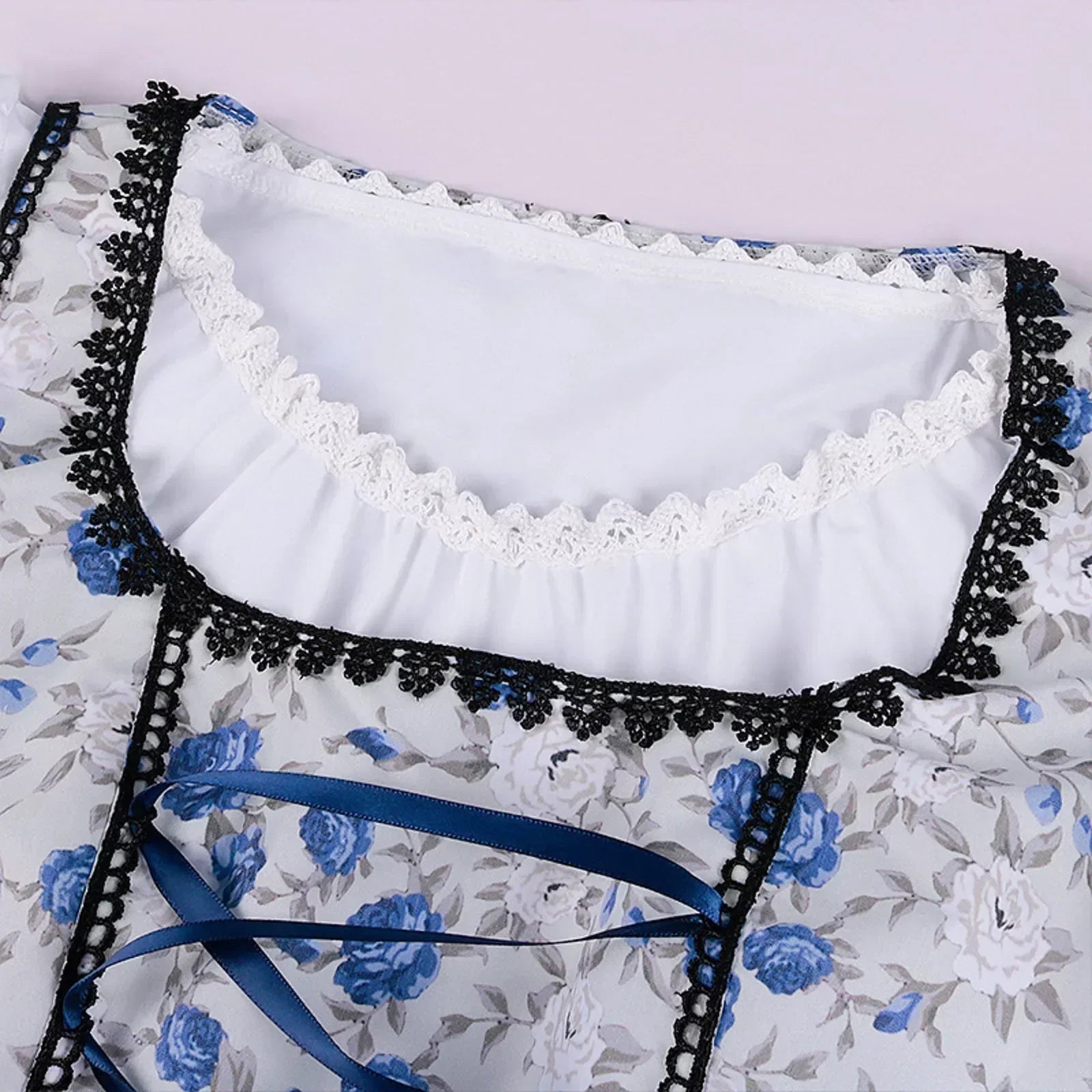 Blaues Damen-Dirndl im Traditionellen Oktoberfest-Stil