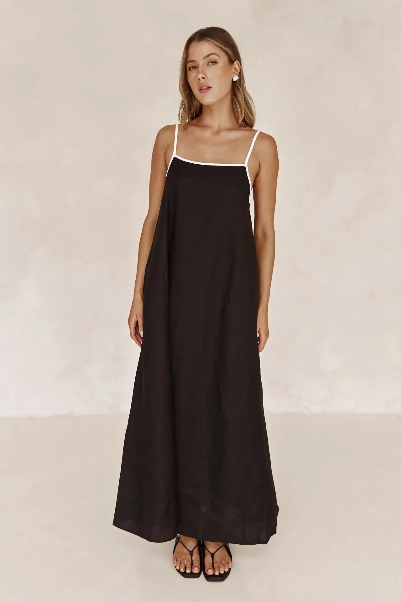 Euna | Zeitloses langes Kleid mit zarten Trägern