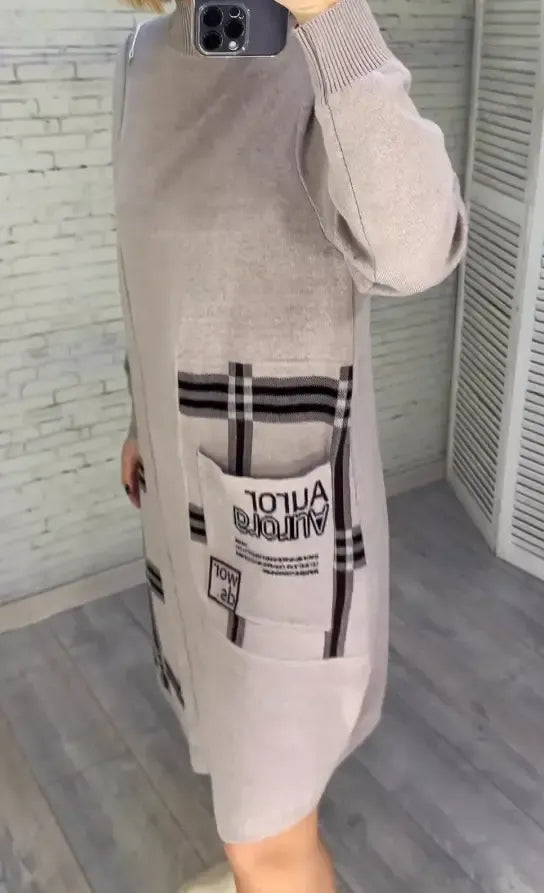 Ailany | feminines Strickkleid, bedruckt im stilvollen Look.