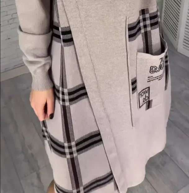 Ailany | feminines Strickkleid, bedruckt im stilvollen Look.
