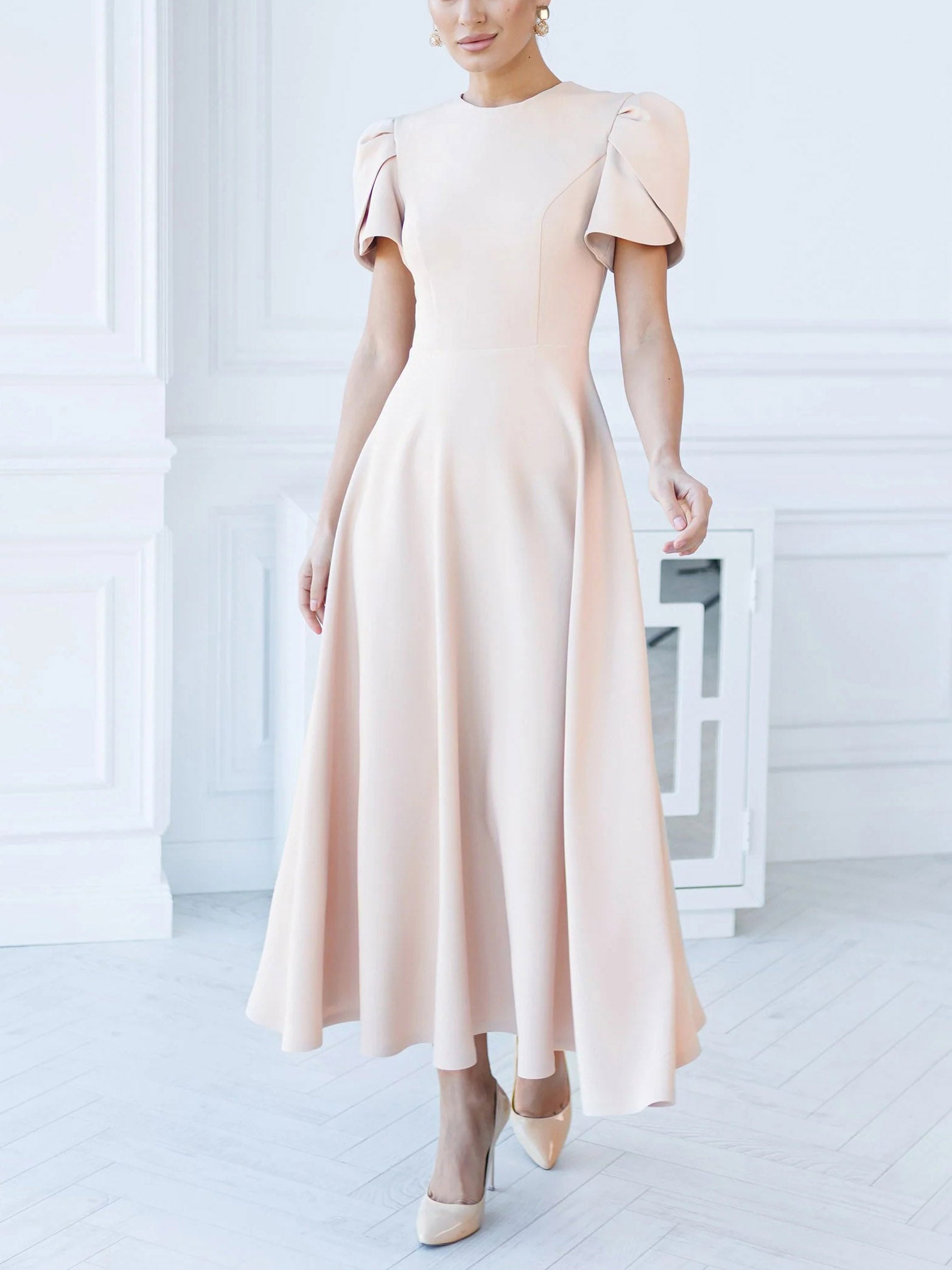 Nadine | feminines Midikleid mit hohem Kragen und modischen Bud-Ärmeln