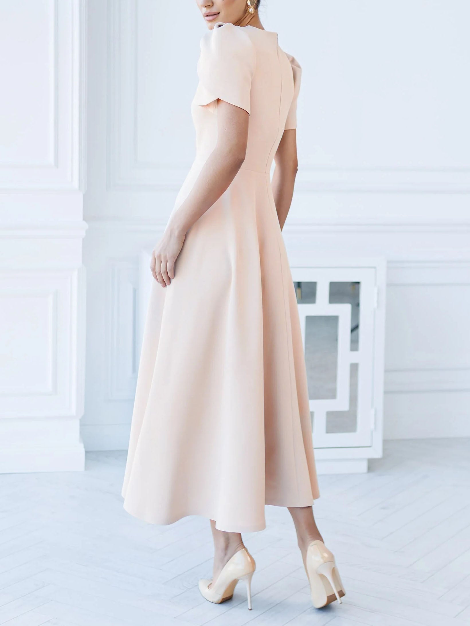Nadine | feminines Midikleid mit hohem Kragen und modischen Bud-Ärmeln