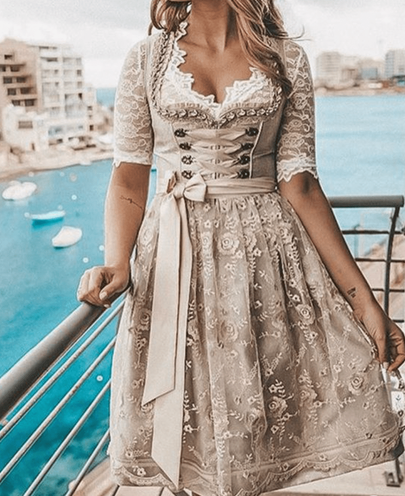 Trachtendirndl traditionell für das Oktoberfest