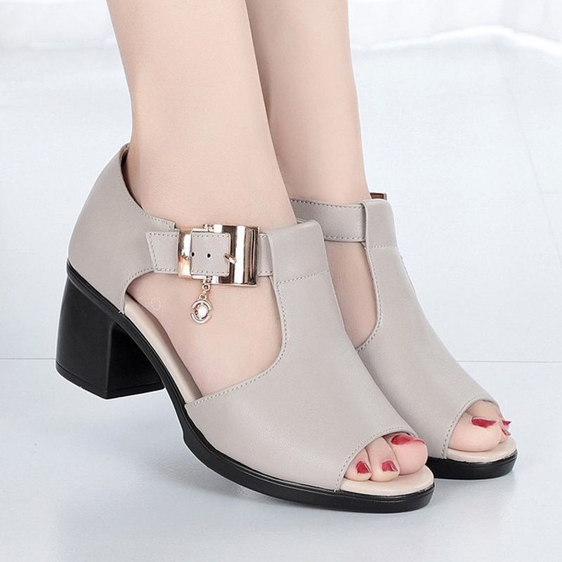 Uschi | Stilvolle Sandalen mit Metallschnalle und Dickem Absatz