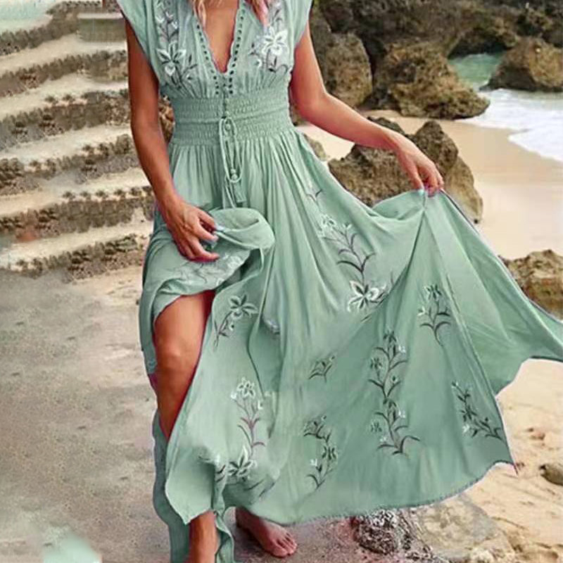 Ivory | Ärmelloses, mit Blumen besticktes Maxikleid mit Schlitz