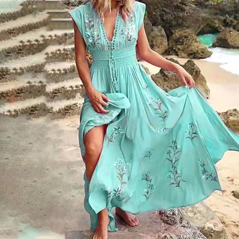 Ivory | Ärmelloses, mit Blumen besticktes Maxikleid mit Schlitz
